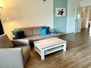 Téléviseur, lecteur de DVD, table de ping-pong, chaßne audio