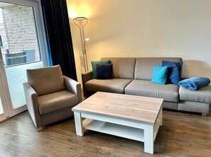 Televisie, een dvd-speler, een tafeltennistafel en een stereo