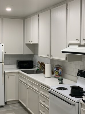 Réfrigérateur, four à micro-ondes, un four, surface de cuisson