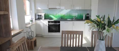 冷蔵庫、電子レンジ、オーブン、コンロ