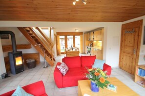 Télévision, lecteur de DVD, table de tennis de table, chaîne hi-fi