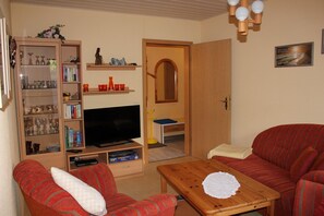 Fernseher, Tischtennisplatte, Stereoanlage