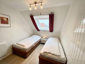 2 bedrooms, iron/ironing board, WiFi