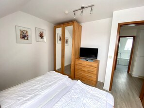 2 bedrooms, iron/ironing board, WiFi