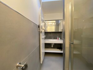 Unclassified image, 2 of 31, button