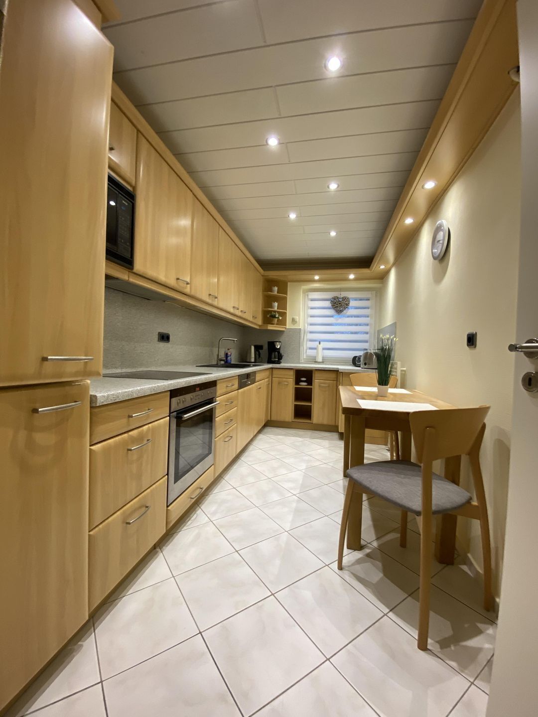 Kjøleskap, ovn, kokeplater og oppvaskmaskin