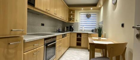 Kjøleskap, ovn, kokeplater og oppvaskmaskin