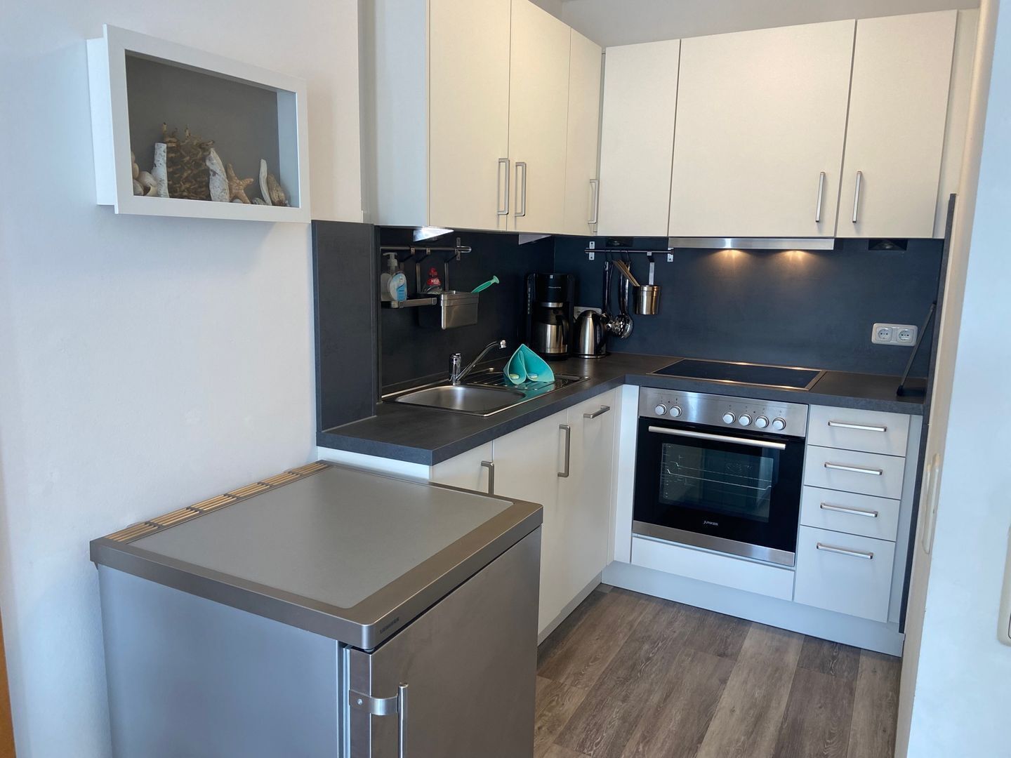 Coffee/tea maker, fridge, oven, stovetop