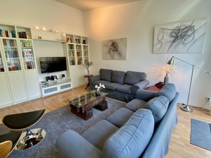 Fernseher, Tischtennisplatte, Stereoanlage