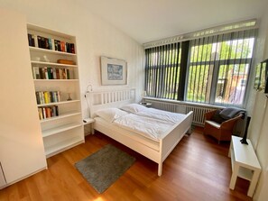 Unclassified image, 4 of 28, button