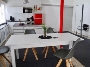 Unclassified image, 2 of 28, button