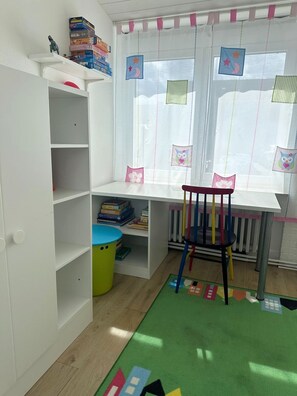 A child's room with a desk, shelves, and a chair. - 5091 - Sauna and 4 bedrooms - 5091 - 4 bedrooms and infrared sauna (Dahme)
