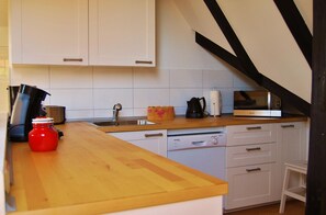 Réfrigérateur, micro-ondes, plaque de cuisson, lave-vaisselle