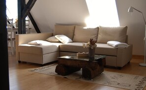 Télévision, table de tennis de table, chaîne hi-fi