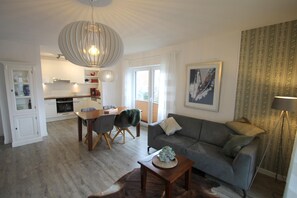 Televisie, een tafeltennistafel en een stereo