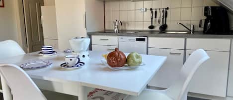 Kjøleskap, mikrobølgeovn, kokeplater og oppvaskmaskin