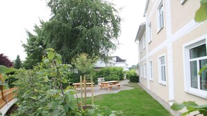 A garden with a wooden picnic table and a large tree. - 1021- Strandzeit - Alte Da(h)me - New - Standzeit - Die Alte Dahme - New 1021 (Dahme)