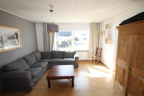 Fernseher, Tischtennisplatte, Stereoanlage