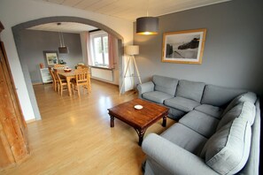 Fernseher, Tischtennisplatte, Stereoanlage