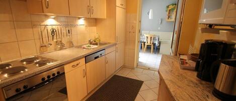 Geladeira, micro-ondas, fogão, cooktop