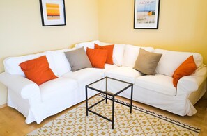 Fernseher, Tischtennisplatte, Stereoanlage