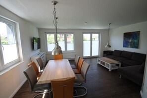 Tv, bordtennisbord, stereoanlæg