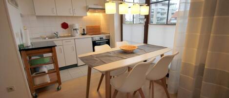 Kühlschrank, Ofen, Herdplatte, Wasserkocher mit Kaffee-/Teezubehör