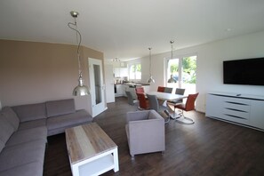 TV, mesa de pingue-pongue, aparelho de som