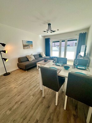 TV, bordtennis og stereoanlegg