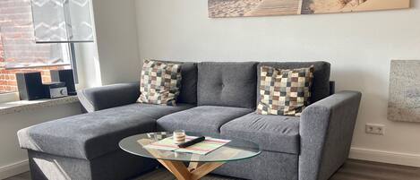 Televisio, pöytätennispöytä, stereot