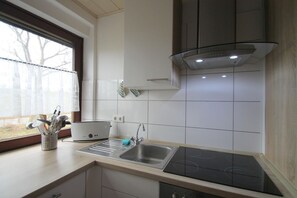 Fridge, microwave, oven, stovetop - 1016 - Haus am Deich WG 1 - Haus am Deich Apartment 1 (Dahme)