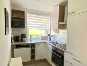 Kylskåp, mikrovågsugn, ugn och spishäll