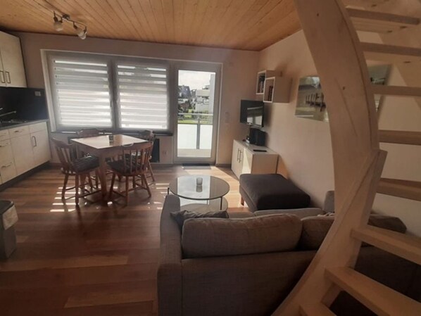 TV, table tennis, stereo