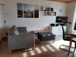 Fernseher, Tischtennisplatte, Stereoanlage
