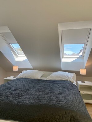 2 bedrooms, desk, WiFi