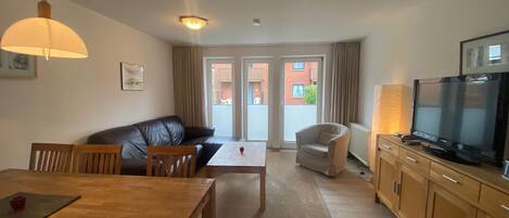 TV, mesa de pingue-pongue, aparelho de som