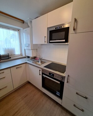 Een koelkast, een microgolfoven, een oven, een kookplaat