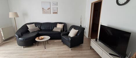 TV, bordtennis og stereoanlegg