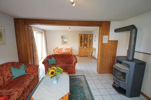 Fernseher, DVD-Player, Tischtennisplatte, Stereoanlage