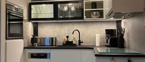 Fridge, microwave, stovetop, dishwasher