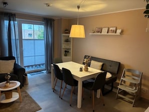 Televisie, een tafeltennistafel en een stereo