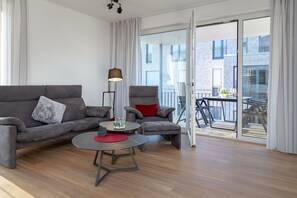 TV, DVD player, mesa de pingue-pongue, aparelho de som