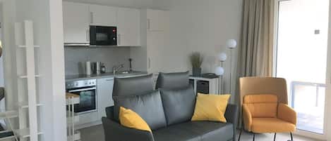 テレビ、卓球台、ステレオ