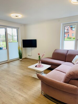 Télévision, table de tennis de table, chaîne hi-fi