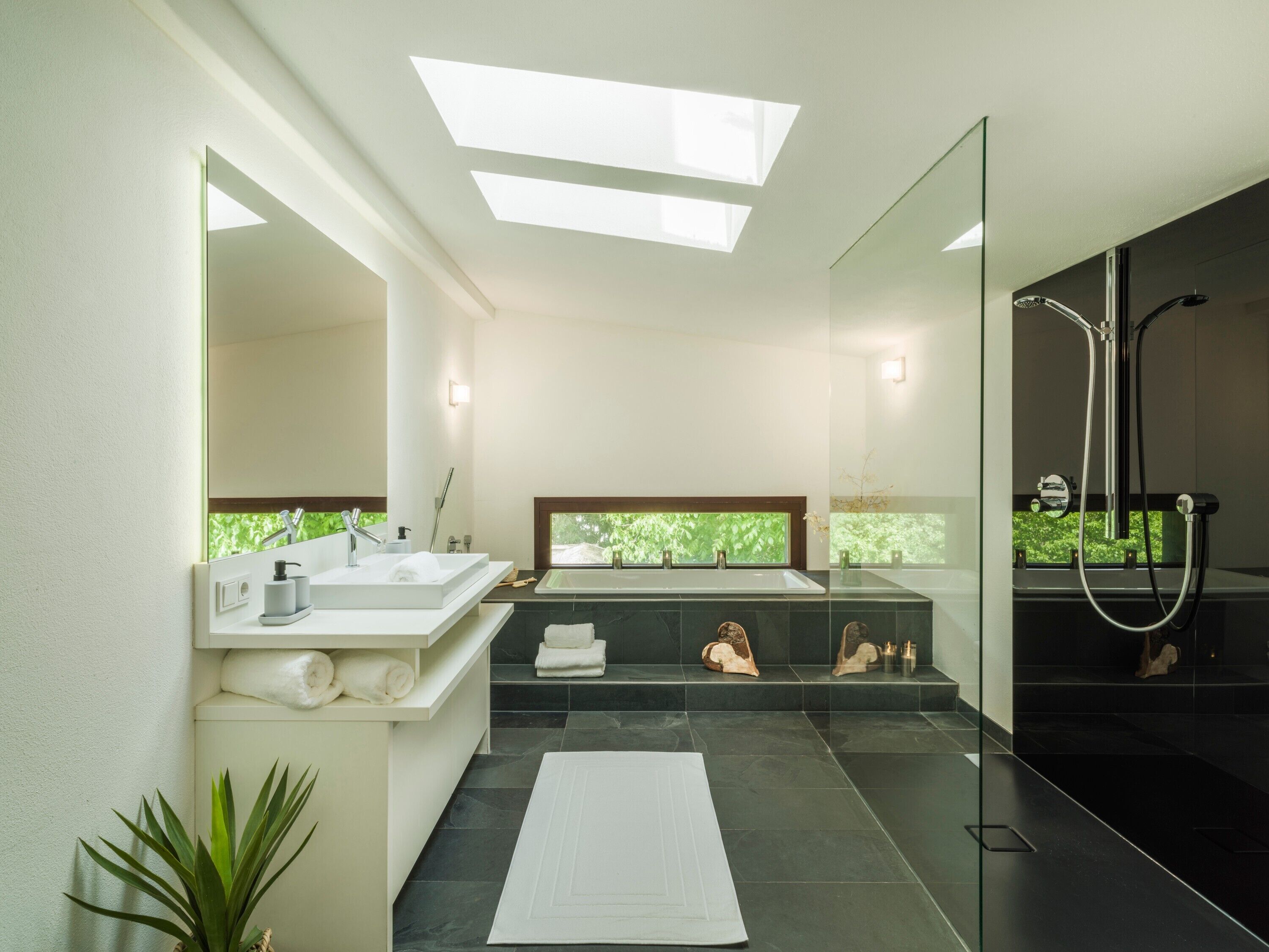 Badewanne, Haartrockner, Handtücher