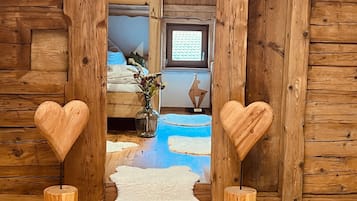 6 bedrooms, iron/ironing board, free WiFi, bed sheets