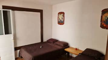 3 bedrooms, free WiFi, bed sheets, wheelchair access