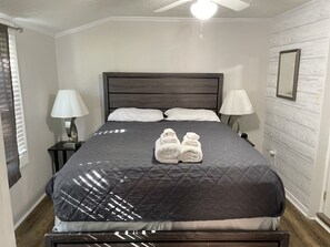 3 bedrooms, desk, iron/ironing board, free WiFi