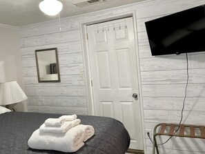 3 bedrooms, desk, iron/ironing board, free WiFi