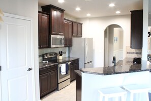 ثلاجة، ميكروويف، فرن، موقد طهي مسطح